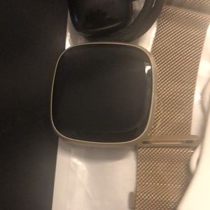 Fit Bit Versa 3 +4 bands (gold, white, black,gray) barely used. Great condition